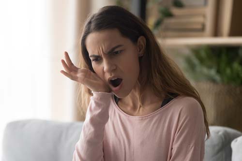 emergency-dental-services a woman who is in pain because she requires emergency dental services